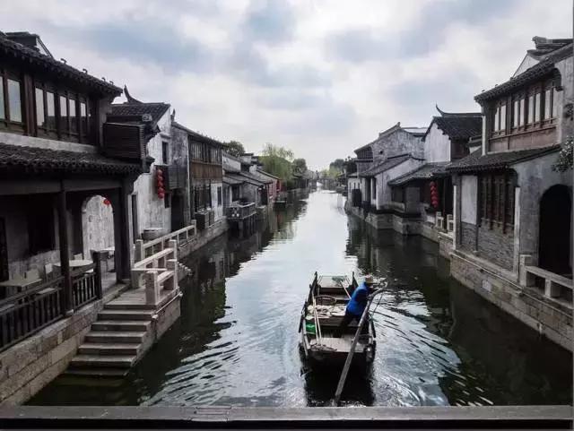 重庆：迎春灯饰点亮夜空，街头巷尾年味渐浓
